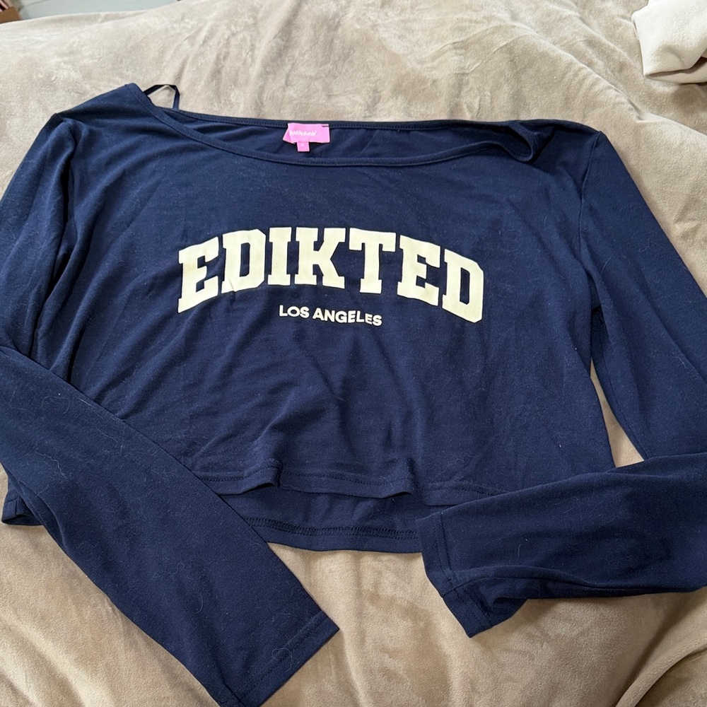 Edikted Dark Blue Graphic Crop Top